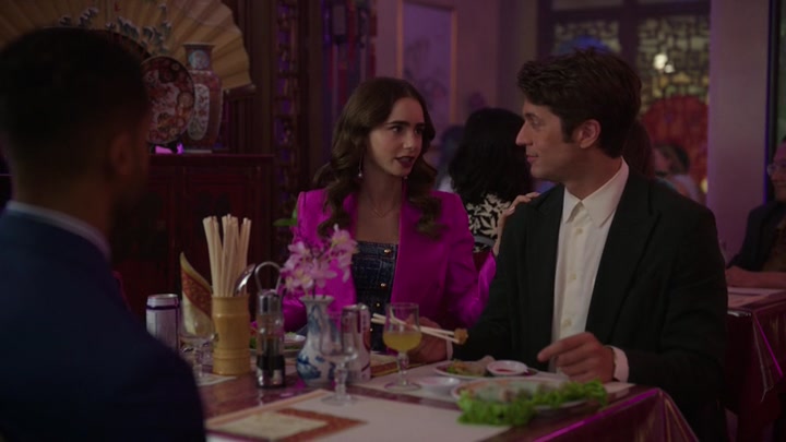 Emily_in_Paris_S02E10_WEBRip_x264-ION10_1023.jpg
