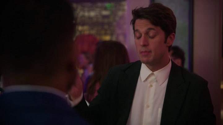 Emily_in_Paris_S02E10_WEBRip_x264-ION10_1030.jpg
