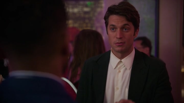 Emily_in_Paris_S02E10_WEBRip_x264-ION10_1032.jpg
