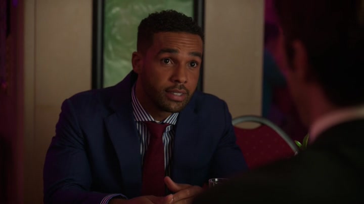 Emily_in_Paris_S02E10_WEBRip_x264-ION10_1035.jpg