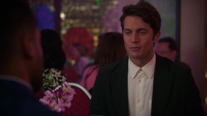 Emily_in_Paris_S02E10_WEBRip_x264-ION10_1043.jpg