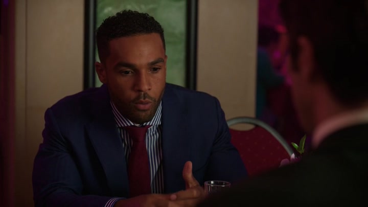 Emily_in_Paris_S02E10_WEBRip_x264-ION10_1046.jpg