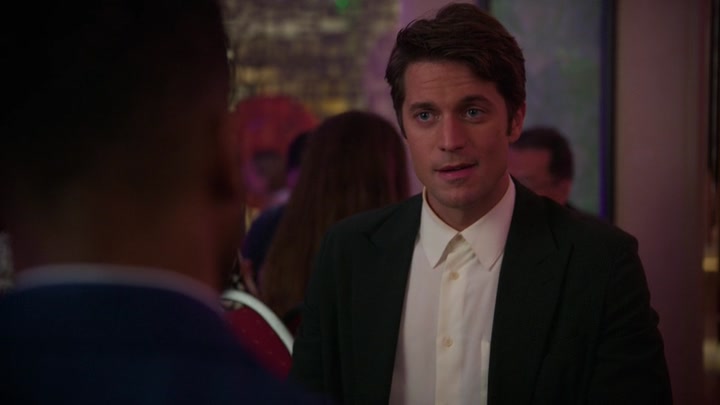 Emily_in_Paris_S02E10_WEBRip_x264-ION10_1063.jpg