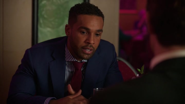 Emily_in_Paris_S02E10_WEBRip_x264-ION10_1065.jpg