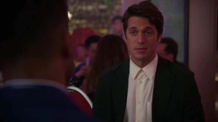 Emily_in_Paris_S02E10_WEBRip_x264-ION10_1072.jpg