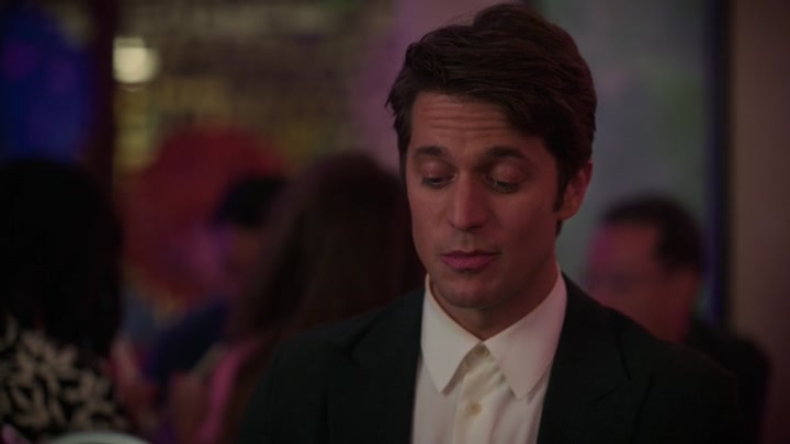 Emily_in_Paris_S02E10_WEBRip_x264-ION10_1075.jpg