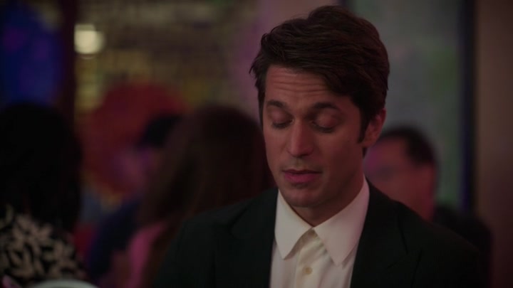 Emily_in_Paris_S02E10_WEBRip_x264-ION10_1076.jpg
