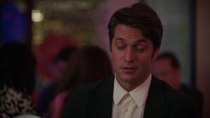 Emily_in_Paris_S02E10_WEBRip_x264-ION10_1077.jpg