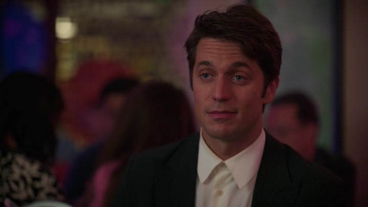 Emily_in_Paris_S02E10_WEBRip_x264-ION10_1078.jpg