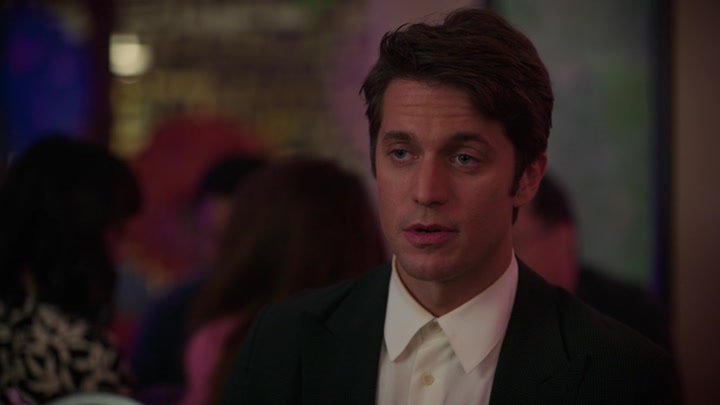 Emily_in_Paris_S02E10_WEBRip_x264-ION10_1083.jpg