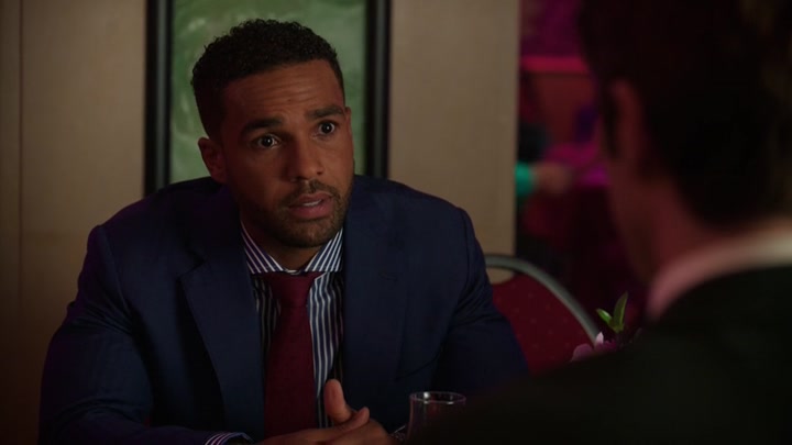 Emily_in_Paris_S02E10_WEBRip_x264-ION10_1087.jpg