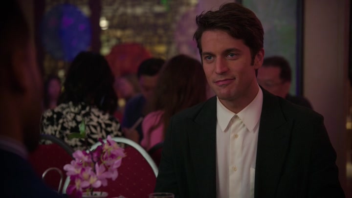 Emily_in_Paris_S02E10_WEBRip_x264-ION10_1089.jpg