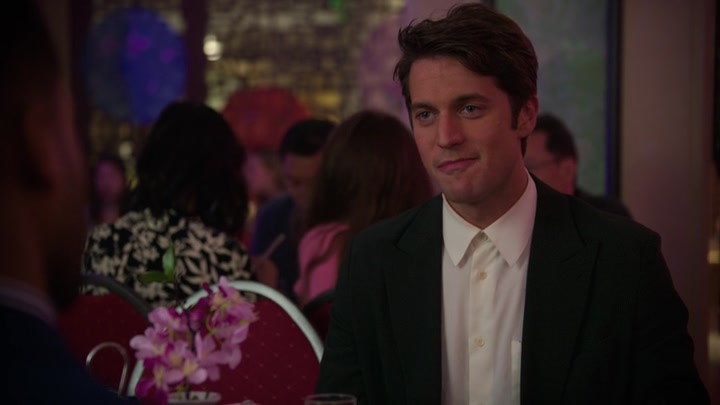 Emily_in_Paris_S02E10_WEBRip_x264-ION10_1091.jpg