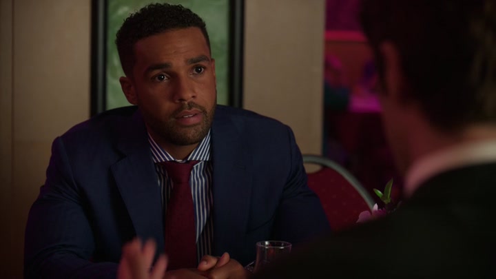 Emily_in_Paris_S02E10_WEBRip_x264-ION10_1093.jpg