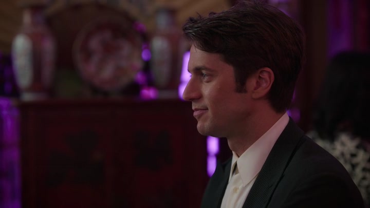 Emily_in_Paris_S02E10_WEBRip_x264-ION10_1111.jpg