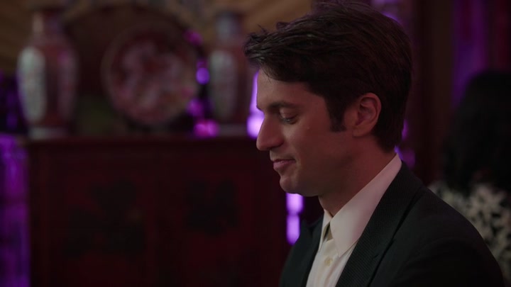Emily_in_Paris_S02E10_WEBRip_x264-ION10_1112.jpg