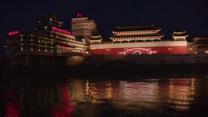Emily_in_Paris_S02E10_WEBRip_x264-ION10_1119.jpg