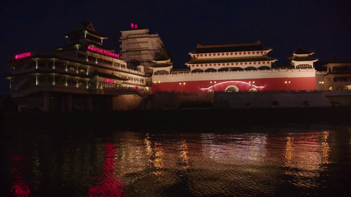 Emily_in_Paris_S02E10_WEBRip_x264-ION10_1120.jpg