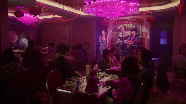 Emily_in_Paris_S02E10_WEBRip_x264-ION10_1121.jpg