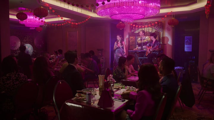 Emily_in_Paris_S02E10_WEBRip_x264-ION10_1122.jpg