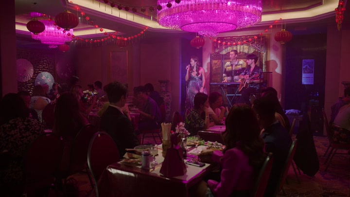 Emily_in_Paris_S02E10_WEBRip_x264-ION10_1124.jpg