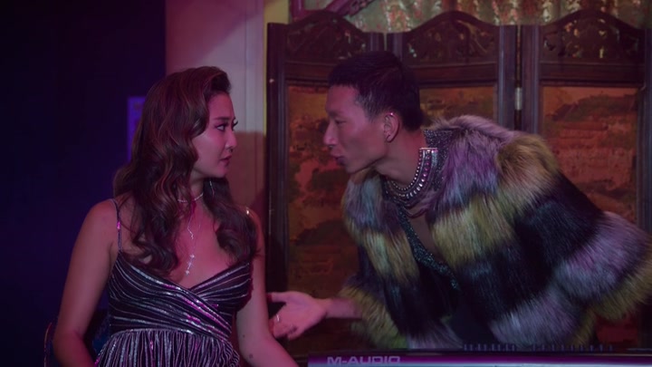 Emily_in_Paris_S02E10_WEBRip_x264-ION10_1132.jpg