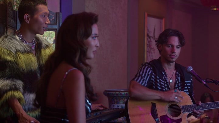 Emily_in_Paris_S02E10_WEBRip_x264-ION10_1140.jpg