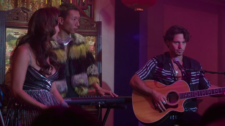 Emily_in_Paris_S02E10_WEBRip_x264-ION10_1147.jpg