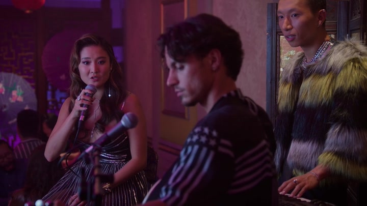 Emily_in_Paris_S02E10_WEBRip_x264-ION10_1153.jpg