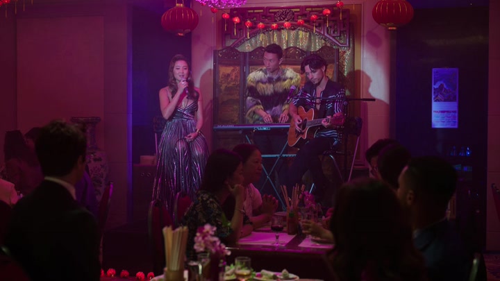 Emily_in_Paris_S02E10_WEBRip_x264-ION10_1158.jpg