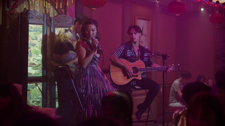 Emily_in_Paris_S02E10_WEBRip_x264-ION10_1161.jpg