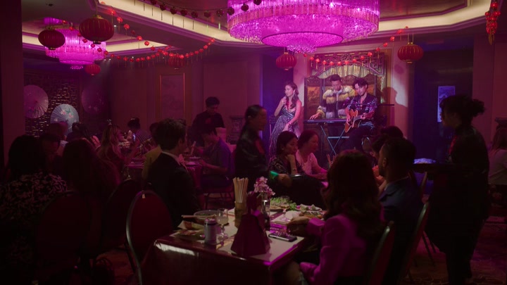 Emily_in_Paris_S02E10_WEBRip_x264-ION10_1165.jpg