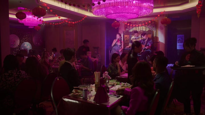 Emily_in_Paris_S02E10_WEBRip_x264-ION10_1166.jpg