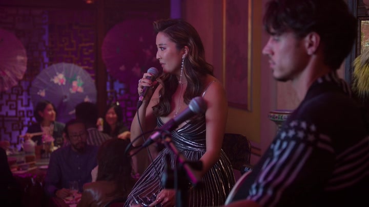 Emily_in_Paris_S02E10_WEBRip_x264-ION10_1171.jpg