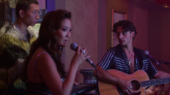 Emily_in_Paris_S02E10_WEBRip_x264-ION10_1175.jpg