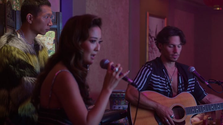 Emily_in_Paris_S02E10_WEBRip_x264-ION10_1176.jpg
