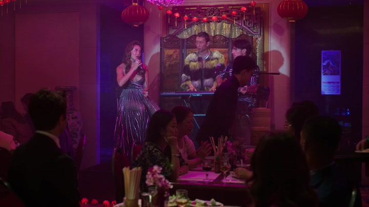 Emily_in_Paris_S02E10_WEBRip_x264-ION10_1178.jpg