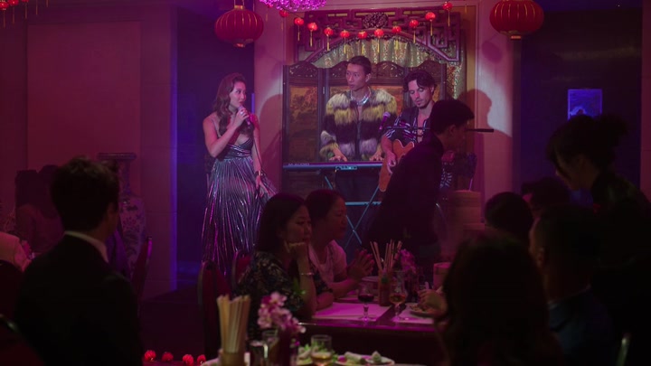 Emily_in_Paris_S02E10_WEBRip_x264-ION10_1179.jpg