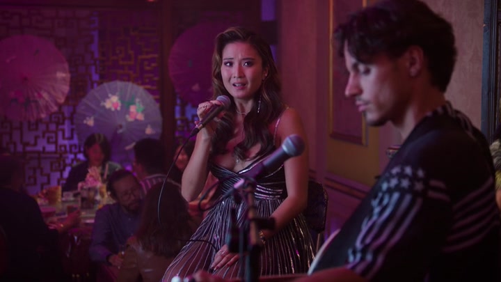 Emily_in_Paris_S02E10_WEBRip_x264-ION10_1196.jpg
