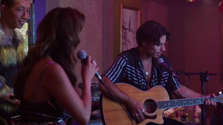 Emily_in_Paris_S02E10_WEBRip_x264-ION10_1209.jpg