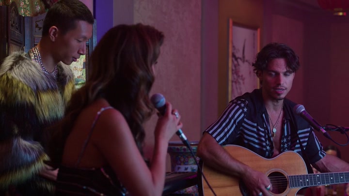 Emily_in_Paris_S02E10_WEBRip_x264-ION10_1215.jpg