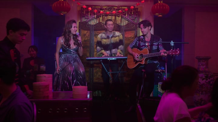 Emily_in_Paris_S02E10_WEBRip_x264-ION10_1221.jpg