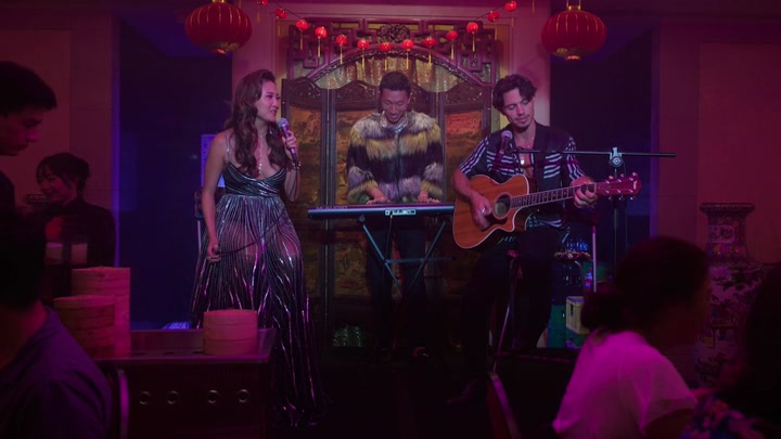 Emily_in_Paris_S02E10_WEBRip_x264-ION10_1222.jpg