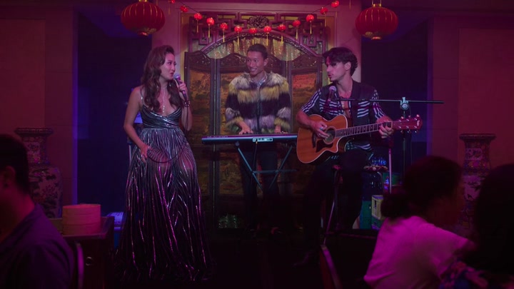 Emily_in_Paris_S02E10_WEBRip_x264-ION10_1224.jpg