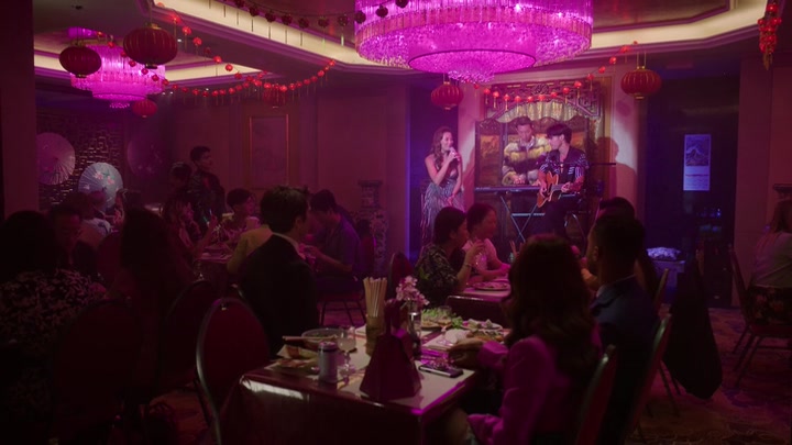 Emily_in_Paris_S02E10_WEBRip_x264-ION10_1231.jpg