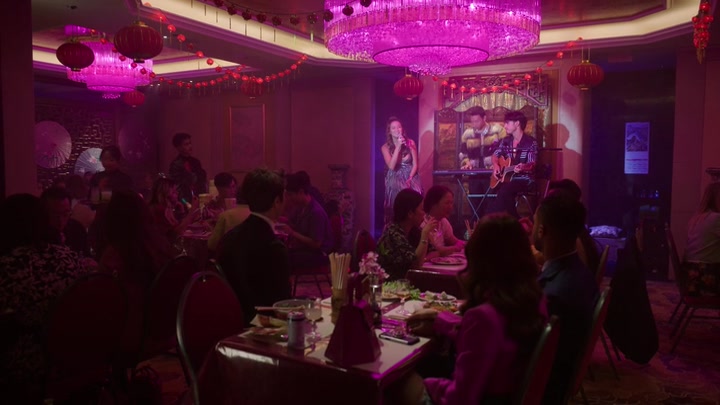 Emily_in_Paris_S02E10_WEBRip_x264-ION10_1232.jpg