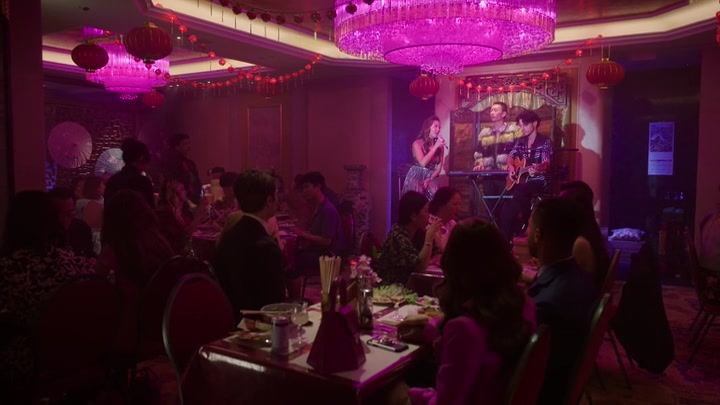 Emily_in_Paris_S02E10_WEBRip_x264-ION10_1235.jpg