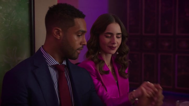 Emily_in_Paris_S02E10_WEBRip_x264-ION10_1241.jpg
