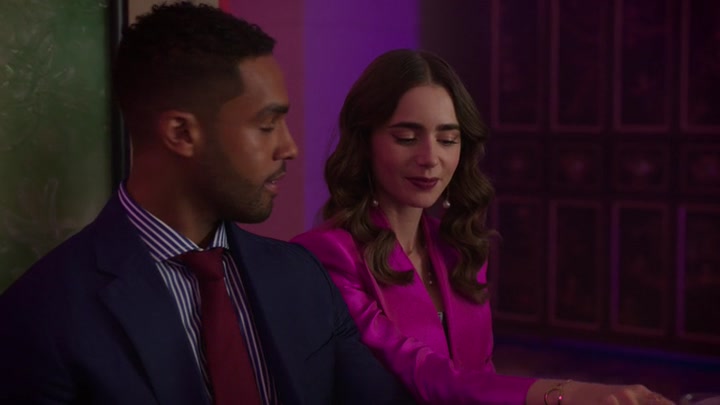 Emily_in_Paris_S02E10_WEBRip_x264-ION10_1242.jpg