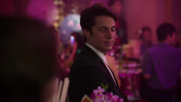 Emily_in_Paris_S02E10_WEBRip_x264-ION10_1244.jpg